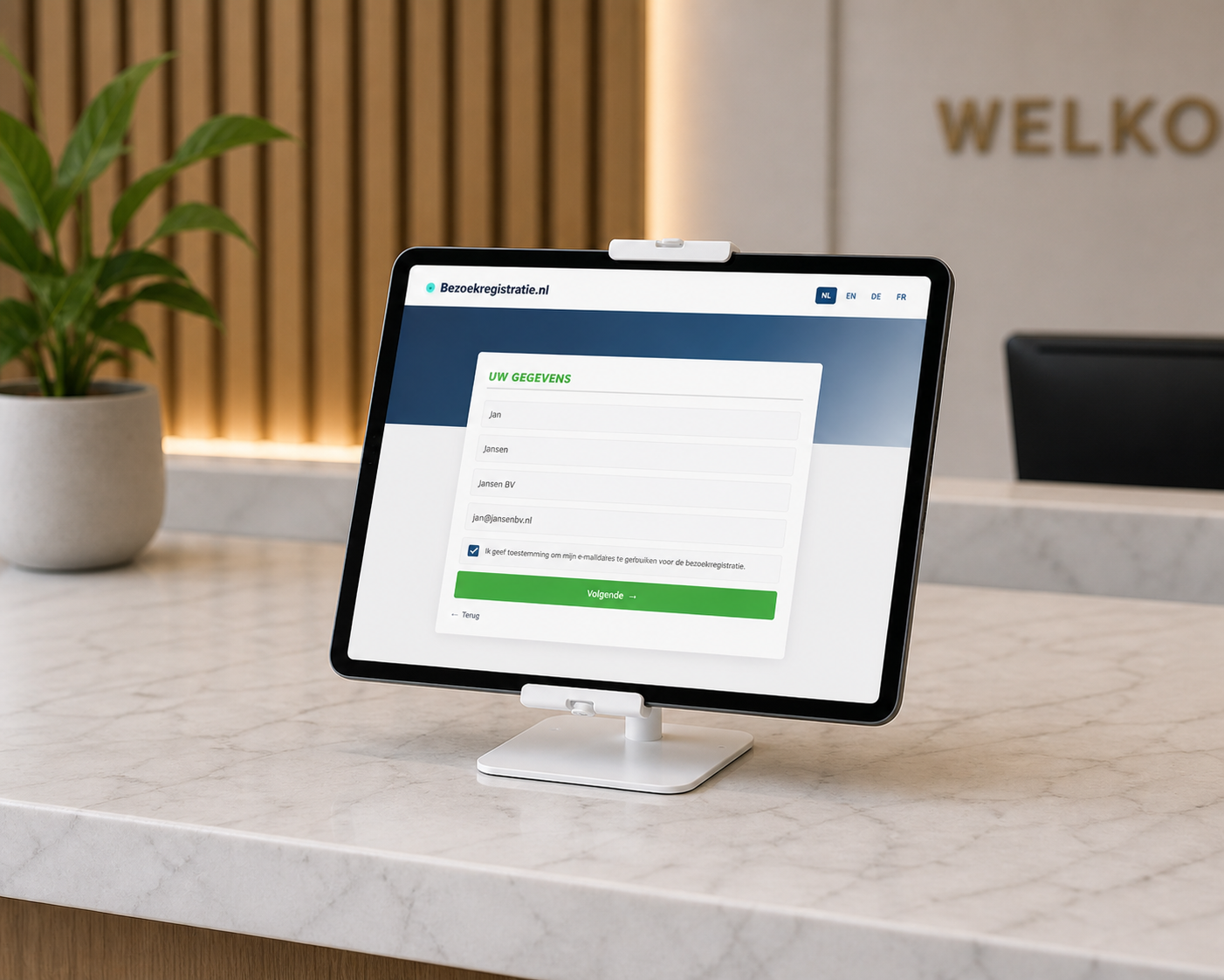 Tablet-aanmeldscherm op een balie bij de receptie